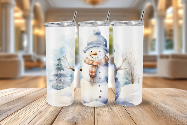 Drei Thermobecher mit Schneemann, Tanne und winterlichem Design auf Holzuntergrund. Ideal für 590 ml heiße oder kalte Getränke.